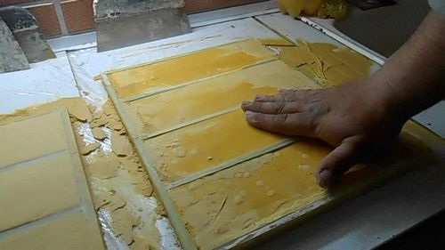 Укладка гипсовой плитки: как класть плитку под кирпич, как сделать своими руками, можно ли укладывать на штукатурку