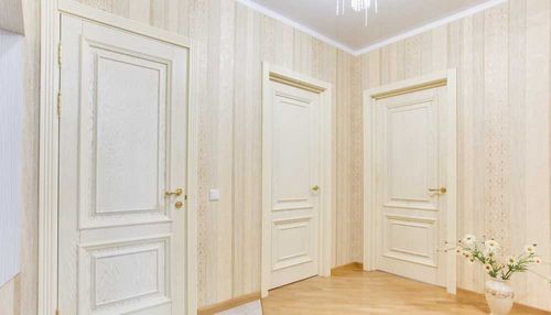 Белые обои (60 фото): варианты с серебристым и красным рисунком для стен в гостиной, полотна с узором под камень в современном интерьере (обои, стен) Белые обои (60 фото): варианты с серебристым и красным рисунком для стен в гостиной, полотна с узором под камень в современном интерьере