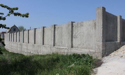 Бетонный забор (61 фото): железобетонное ограждение и изделие из бетона, универсальная конструкция из плиты и панелей, краска для ворот (забор, бетонный) Бетонный забор (61 фото): железобетонное ограждение и изделие из бетона, универсальная конструкция из плиты и панелей, краска для ворот