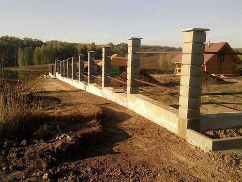 Бетонный забор (61 фото): железобетонное ограждение и изделие из бетона, универсальная конструкция из плиты и панелей, краска для ворот (забор, бетонный) Бетонный забор (61 фото): железобетонное ограждение и изделие из бетона, универсальная конструкция из плиты и панелей, краска для ворот