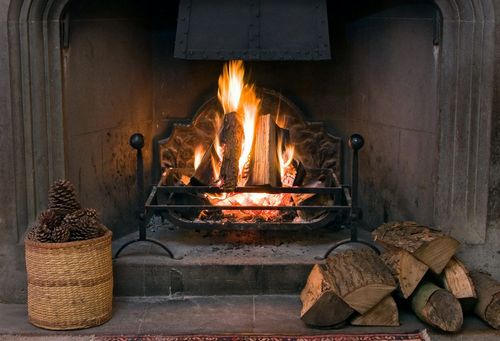 Дрова для камина (75 фото): какие лучше брикеты, декоративные с подсветкой, керамическая имитация, искусственные для своими руками (дрова, камин) Дрова для камина (75 фото): какие лучше брикеты, декоративные с подсветкой, керамическая имитация, искусственные для своими руками