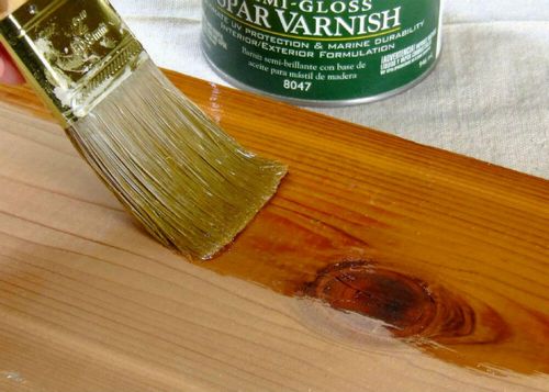 Фасады из дерева и деревянные столы для кухни