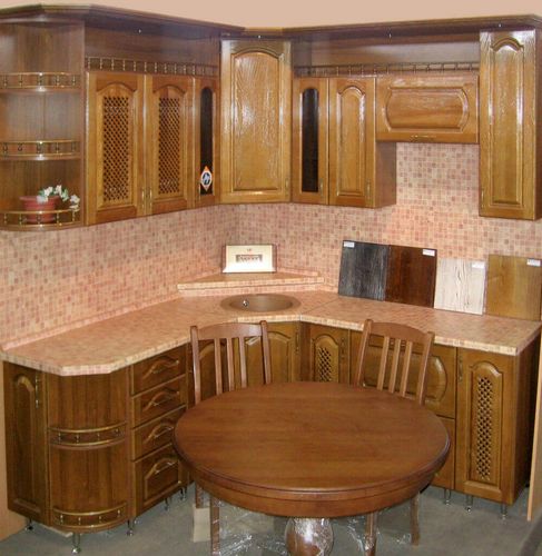 Фасады из дерева и деревянные столы для кухни