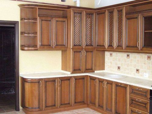 Фасады из дерева и деревянные столы для кухни