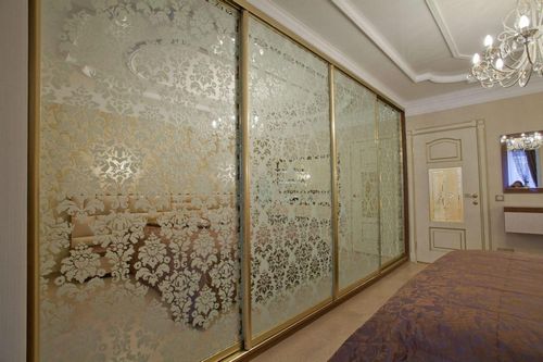 Фасады шкафов-купе (76 фото): новинки необычного дизайна без зеркал, галерея стеклянных и коминированных вариантов (фасад, шкаф, интерьер) Фасады шкафов-купе (76 фото): новинки необычного дизайна без зеркал, галерея стеклянных и коминированных вариантов