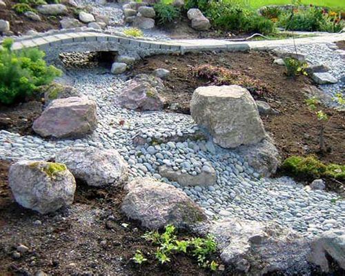 Галька для ландшафтного дизайна (65 фото): искусственные и декоративные светящиеся камни для дачного ландшафта и сада, дизайн с хвойниками (камень, небольшой) Галька для ландшафтного дизайна (65 фото): искусственные и декоративные светящиеся камни для дачного ландшафта и сада, дизайн с хвойниками