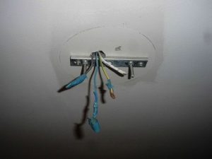 Этапы и особенности крепления люстры к потолку (провод, потолок) Этапы и особенности крепления люстры к потолку