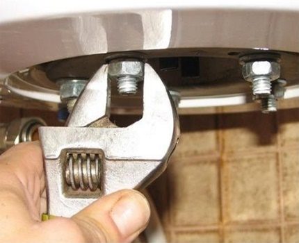 Как слить воду с водонагревателя раздичным способами