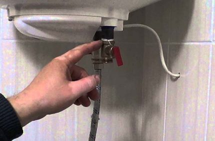Как слить воду с водонагревателя раздичным способами