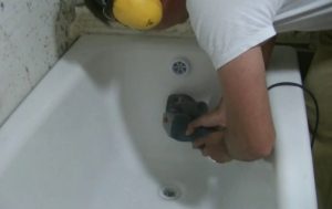 Как заделать скол на эмалированной ванне?