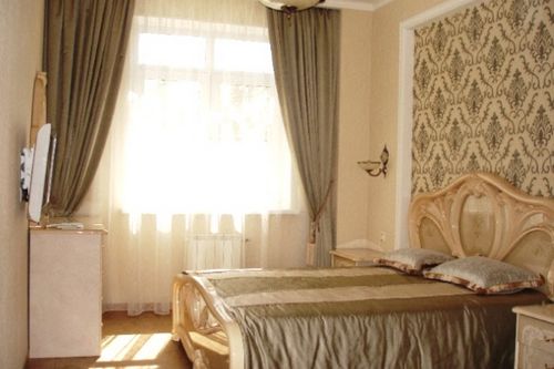 Какие выбрать обои для спальни, как делать комбинирование?