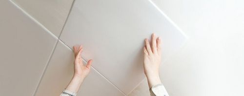 Клей для потолочной плитки: какой клей для пенопласта лучше, чем приклеить на потолок, чем разбавить составы «Титан» и «Мастер» (клеить, плитка) Клей для потолочной плитки: какой клей для пенопласта лучше, чем приклеить на потолок, чем разбавить составы «Титан» и «Мастер»