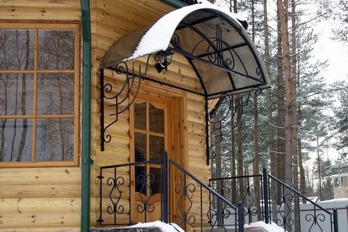 Навес над крыльцом из дерева