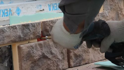 Отделка цоколя панелями под камень - особенности процесса + инструкция (панель, цоколь) Отделка цоколя панелями под камень - особенности процесса + инструкция