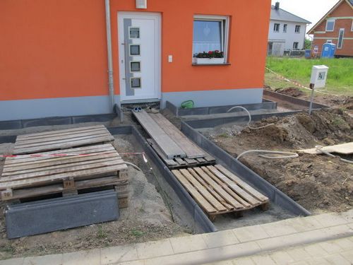 Отмостка вокруг дома из тротуарной плитки: фото, схема, чертежи, видео (дом, плитка) Отмостка вокруг дома из тротуарной плитки: фото, схема, чертежи, видео