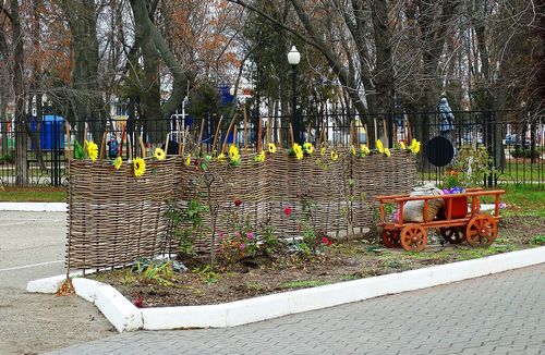 Плетня (46 фото): как сделать плетеный забор на даче своими руками, декоративная изгородь из лозы в ландшафтном дизайне (забор, плетень, ветка) Плетня (46 фото): как сделать плетеный забор на даче своими руками, декоративная изгородь из лозы в ландшафтном дизайне