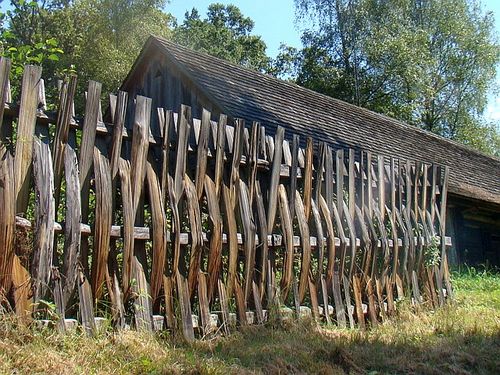 Плетня (46 фото): как сделать плетеный забор на даче своими руками, декоративная изгородь из лозы в ландшафтном дизайне (забор, плетень, ветка) Плетня (46 фото): как сделать плетеный забор на даче своими руками, декоративная изгородь из лозы в ландшафтном дизайне