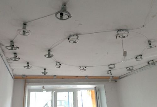 Потолочное освещение (71 фото): варианты для натяжных потолков, светящийся потолок как основная иллюминация, примеры для подвесной конструкции из гипсокартона (потолок, светильник) Потолочное освещение (71 фото): варианты для натяжных потолков, светящийся потолок как основная иллюминация, примеры для подвесной конструкции из гипсокартона