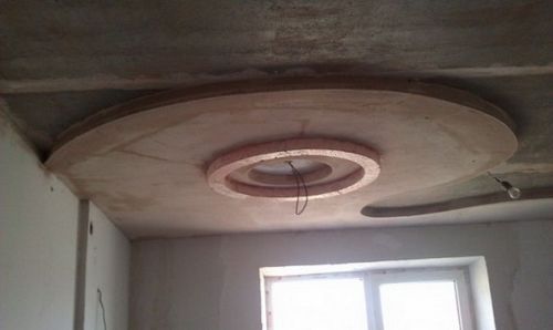 Потолок в коридоре из пенопласта - варианты, плюсы и минусы