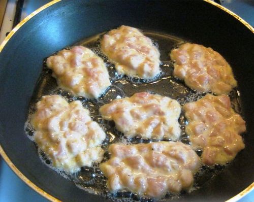 Рецепт куриных оладий: оладушки и фото, из курицы с майонезом пошагово, с сыром рубленные, с крахмалом и луком (оладья, куриный, вкус) Рецепт куриных оладий: оладушки и фото, из курицы с майонезом пошагово, с сыром рубленные, с крахмалом и луком