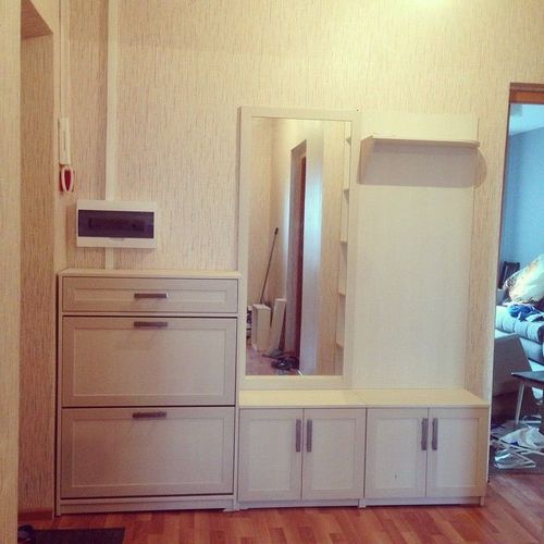 Тумбочка в прихожую: 10 фото