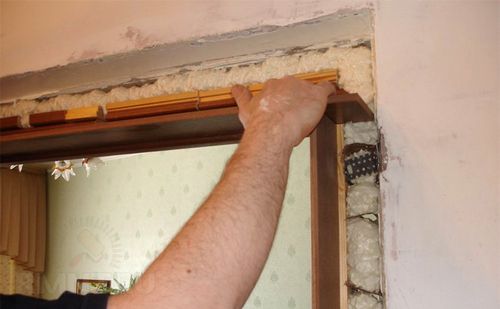 Установка межкомнатной двери своими руками: инструкция по монтажу