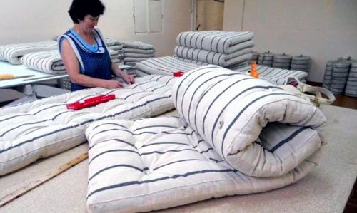 Ватные матрасы (34 фото): детские и взрослые, размеры по ГОСТ, 90 х 200 и 160 х 200, отзывы (матрас, ватный, чехол) Ватные матрасы (34 фото): детские и взрослые, размеры по ГОСТ, 90 х 200 и 160 х 200, отзывы