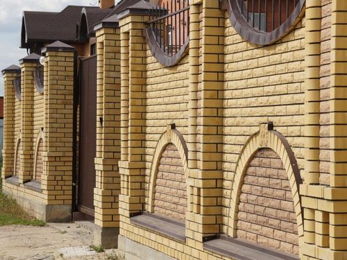 Забор из кирпича (54 фото): универсальное кирпичное ограждение для частного дома, красивые варианты заборов из облицовочного кирпича (кирпич, забор) Забор из кирпича (54 фото): универсальное кирпичное ограждение для частного дома, красивые варианты заборов из облицовочного кирпича