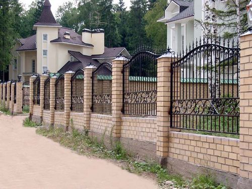 Забор из кирпича (54 фото): универсальное кирпичное ограждение для частного дома, красивые варианты заборов из облицовочного кирпича (кирпич, забор) Забор из кирпича (54 фото): универсальное кирпичное ограждение для частного дома, красивые варианты заборов из облицовочного кирпича