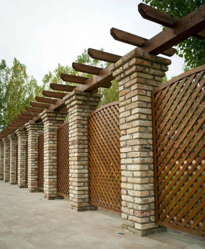 Забор из кирпича (54 фото): универсальное кирпичное ограждение для частного дома, красивые варианты заборов из облицовочного кирпича (кирпич, забор) Забор из кирпича (54 фото): универсальное кирпичное ограждение для частного дома, красивые варианты заборов из облицовочного кирпича