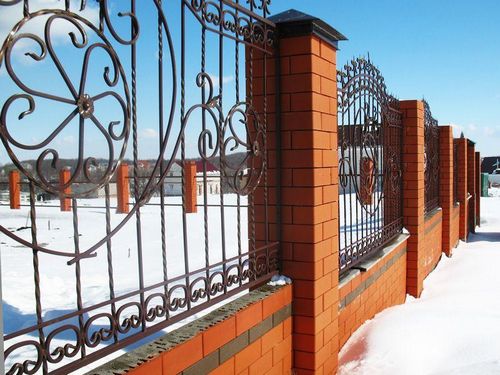 Забор из кирпича (54 фото): универсальное кирпичное ограждение для частного дома, красивые варианты заборов из облицовочного кирпича (кирпич, забор) Забор из кирпича (54 фото): универсальное кирпичное ограждение для частного дома, красивые варианты заборов из облицовочного кирпича