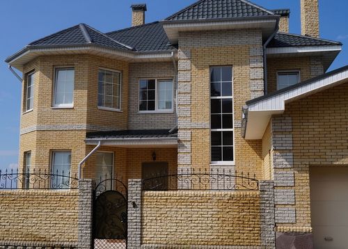 Забор из кирпича (54 фото): универсальное кирпичное ограждение для частного дома, красивые варианты заборов из облицовочного кирпича (кирпич, забор) Забор из кирпича (54 фото): универсальное кирпичное ограждение для частного дома, красивые варианты заборов из облицовочного кирпича