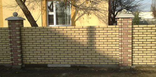 Забор из кирпича (54 фото): универсальное кирпичное ограждение для частного дома, красивые варианты заборов из облицовочного кирпича (кирпич, забор) Забор из кирпича (54 фото): универсальное кирпичное ограждение для частного дома, красивые варианты заборов из облицовочного кирпича