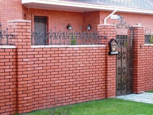 Забор из кирпича (54 фото): универсальное кирпичное ограждение для частного дома, красивые варианты заборов из облицовочного кирпича (кирпич, забор) Забор из кирпича (54 фото): универсальное кирпичное ограждение для частного дома, красивые варианты заборов из облицовочного кирпича