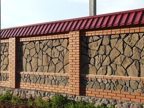 Забор из кирпича (54 фото): универсальное кирпичное ограждение для частного дома, красивые варианты заборов из облицовочного кирпича (кирпич, забор) Забор из кирпича (54 фото): универсальное кирпичное ограждение для частного дома, красивые варианты заборов из облицовочного кирпича