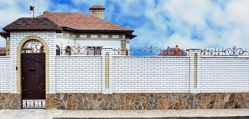 Забор из кирпича (54 фото): универсальное кирпичное ограждение для частного дома, красивые варианты заборов из облицовочного кирпича (кирпич, забор) Забор из кирпича (54 фото): универсальное кирпичное ограждение для частного дома, красивые варианты заборов из облицовочного кирпича