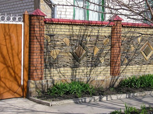 Забор из кирпича (54 фото): универсальное кирпичное ограждение для частного дома, красивые варианты заборов из облицовочного кирпича (кирпич, забор) Забор из кирпича (54 фото): универсальное кирпичное ограждение для частного дома, красивые варианты заборов из облицовочного кирпича