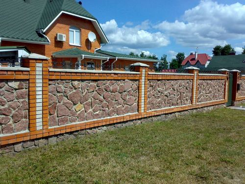 Забор из кирпича (54 фото): универсальное кирпичное ограждение для частного дома, красивые варианты заборов из облицовочного кирпича (кирпич, забор) Забор из кирпича (54 фото): универсальное кирпичное ограждение для частного дома, красивые варианты заборов из облицовочного кирпича