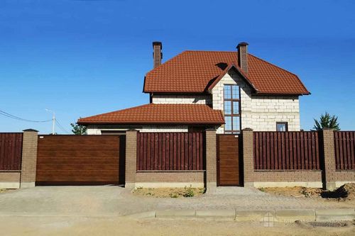 Забор из кирпича (54 фото): универсальное кирпичное ограждение для частного дома, красивые варианты заборов из облицовочного кирпича (кирпич, забор) Забор из кирпича (54 фото): универсальное кирпичное ограждение для частного дома, красивые варианты заборов из облицовочного кирпича