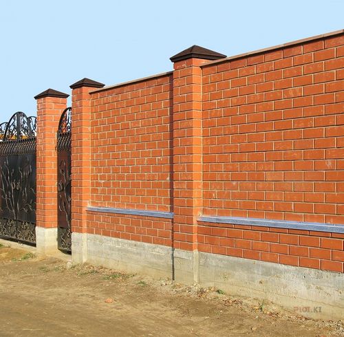 Забор из кирпича (54 фото): универсальное кирпичное ограждение для частного дома, красивые варианты заборов из облицовочного кирпича (кирпич, забор) Забор из кирпича (54 фото): универсальное кирпичное ограждение для частного дома, красивые варианты заборов из облицовочного кирпича