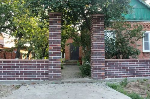 Забор из кирпича (54 фото): универсальное кирпичное ограждение для частного дома, красивые варианты заборов из облицовочного кирпича (кирпич, забор) Забор из кирпича (54 фото): универсальное кирпичное ограждение для частного дома, красивые варианты заборов из облицовочного кирпича
