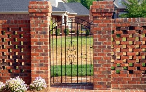 Забор из кирпича (54 фото): универсальное кирпичное ограждение для частного дома, красивые варианты заборов из облицовочного кирпича (кирпич, забор) Забор из кирпича (54 фото): универсальное кирпичное ограждение для частного дома, красивые варианты заборов из облицовочного кирпича