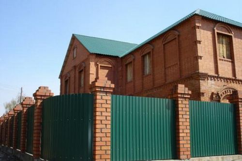 Забор из профнастила своими руками со столбиками (забор, столб) Забор из профнастила своими руками со столбиками