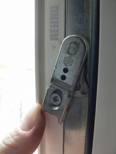 Заклинило пластиковое окно и не открывается что делать?